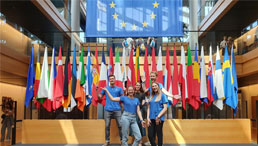 Jugendliche vor EU-Flaggen